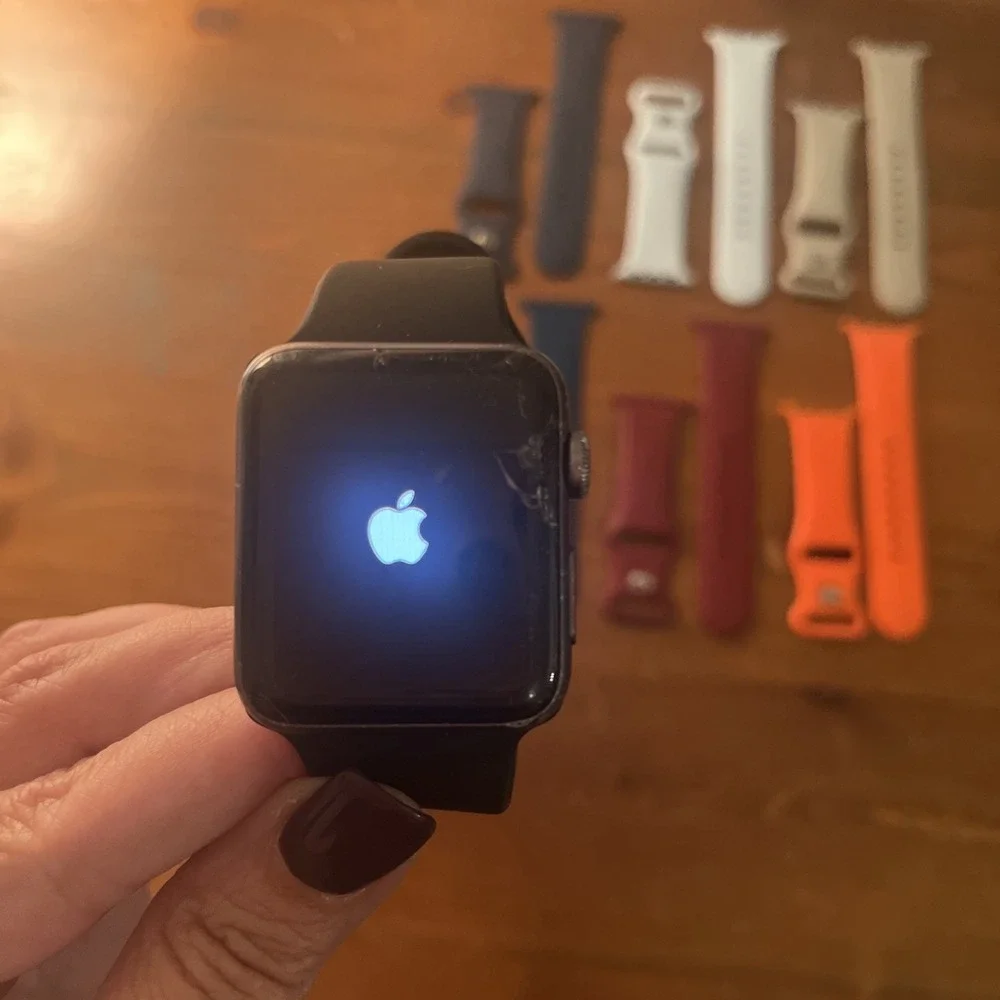 Broken Unlocked Apple Watch Series 3 42MM Cracked Screen with‎ 7 Watch Bands